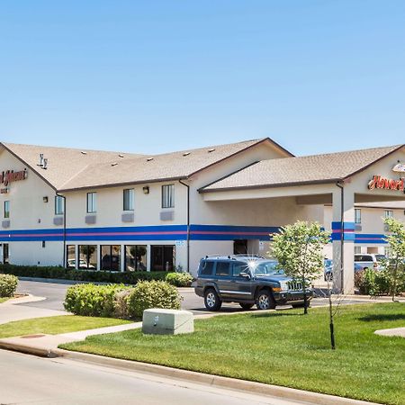 Howard Johnson By Wyndham Wichita Airport Exterior photo