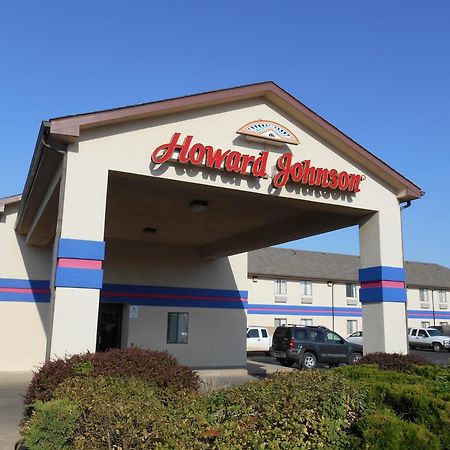 Howard Johnson By Wyndham Wichita Airport Exterior photo