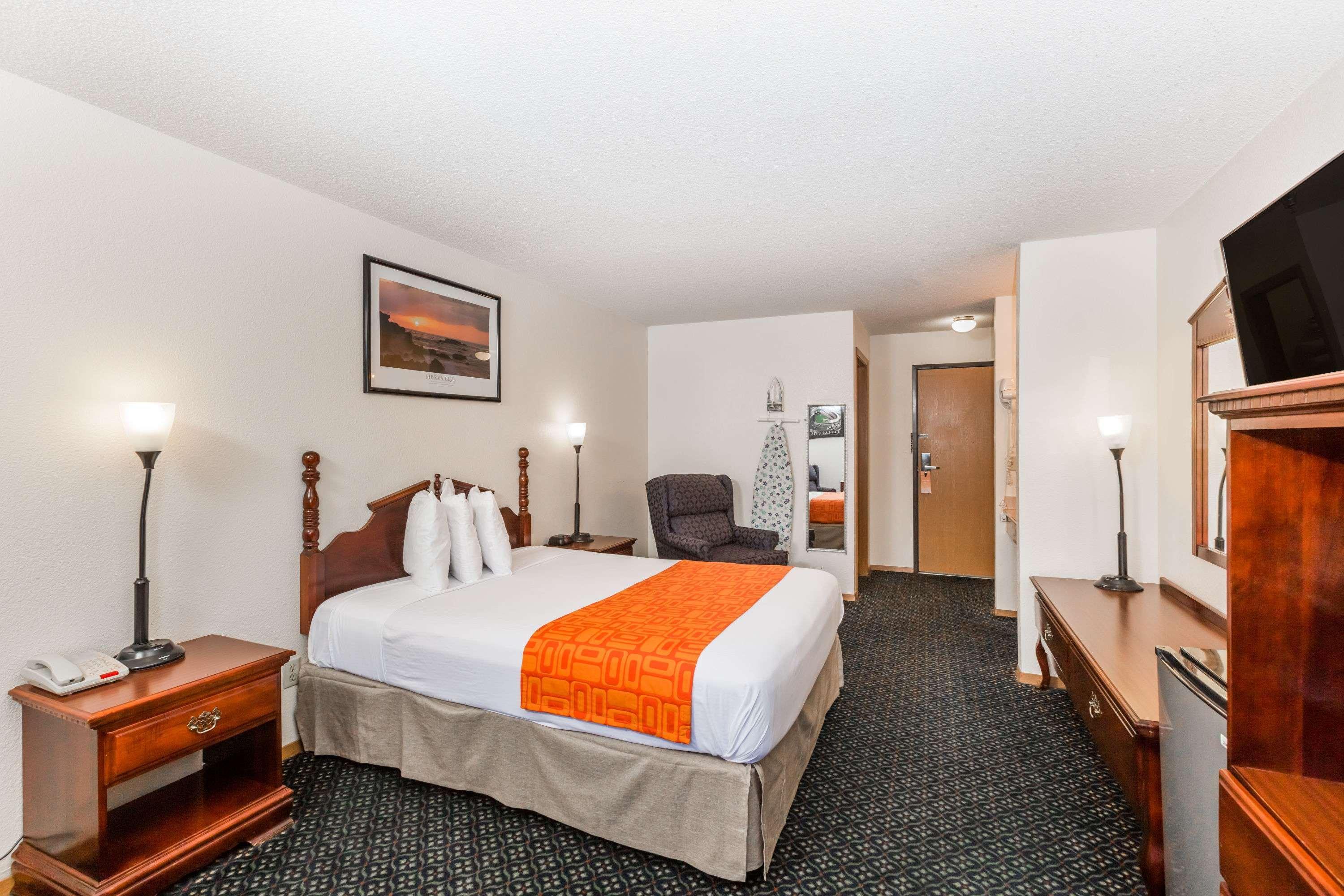 Howard Johnson By Wyndham Wichita Airport Exterior photo