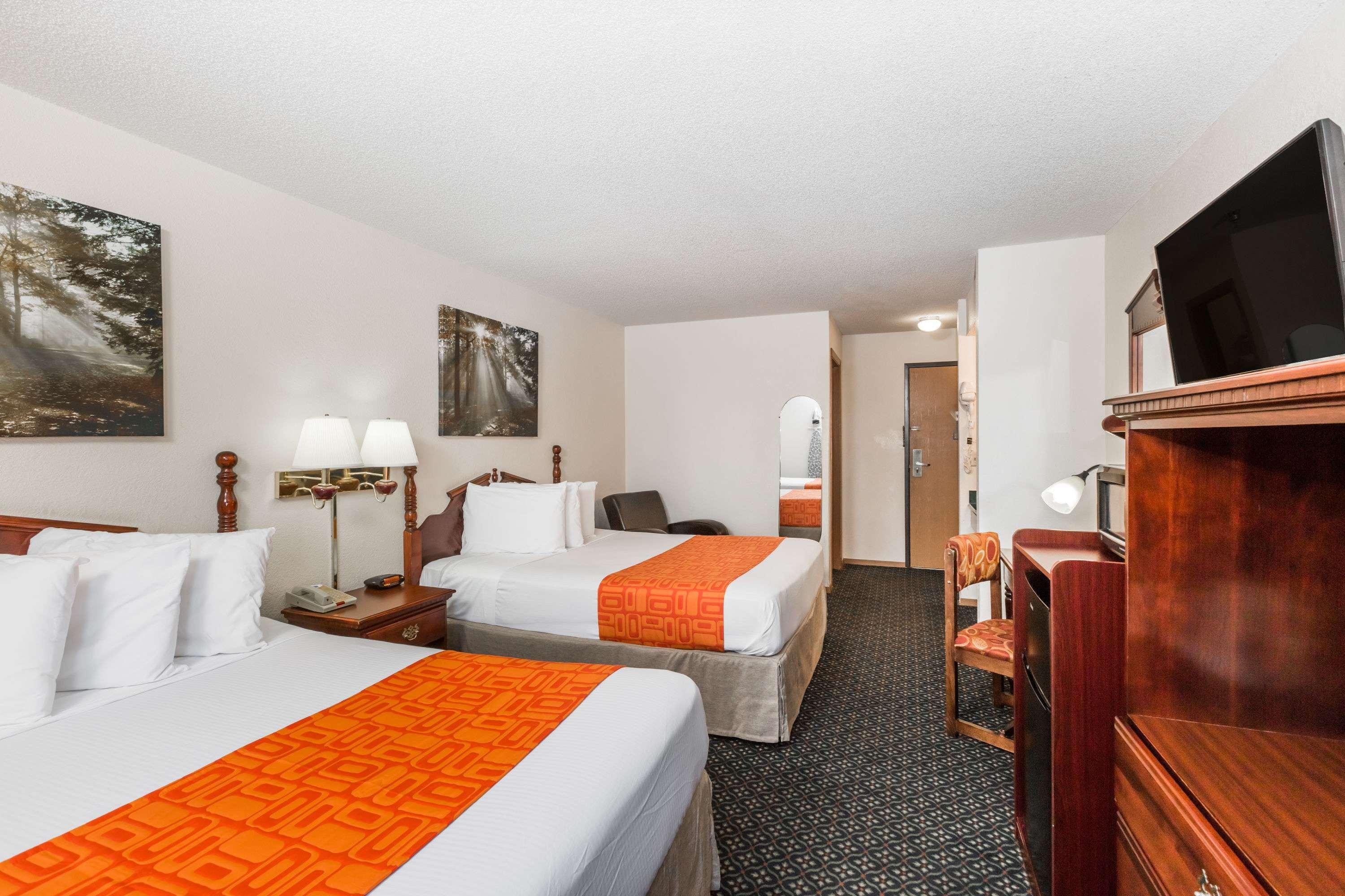 Howard Johnson By Wyndham Wichita Airport Exterior photo