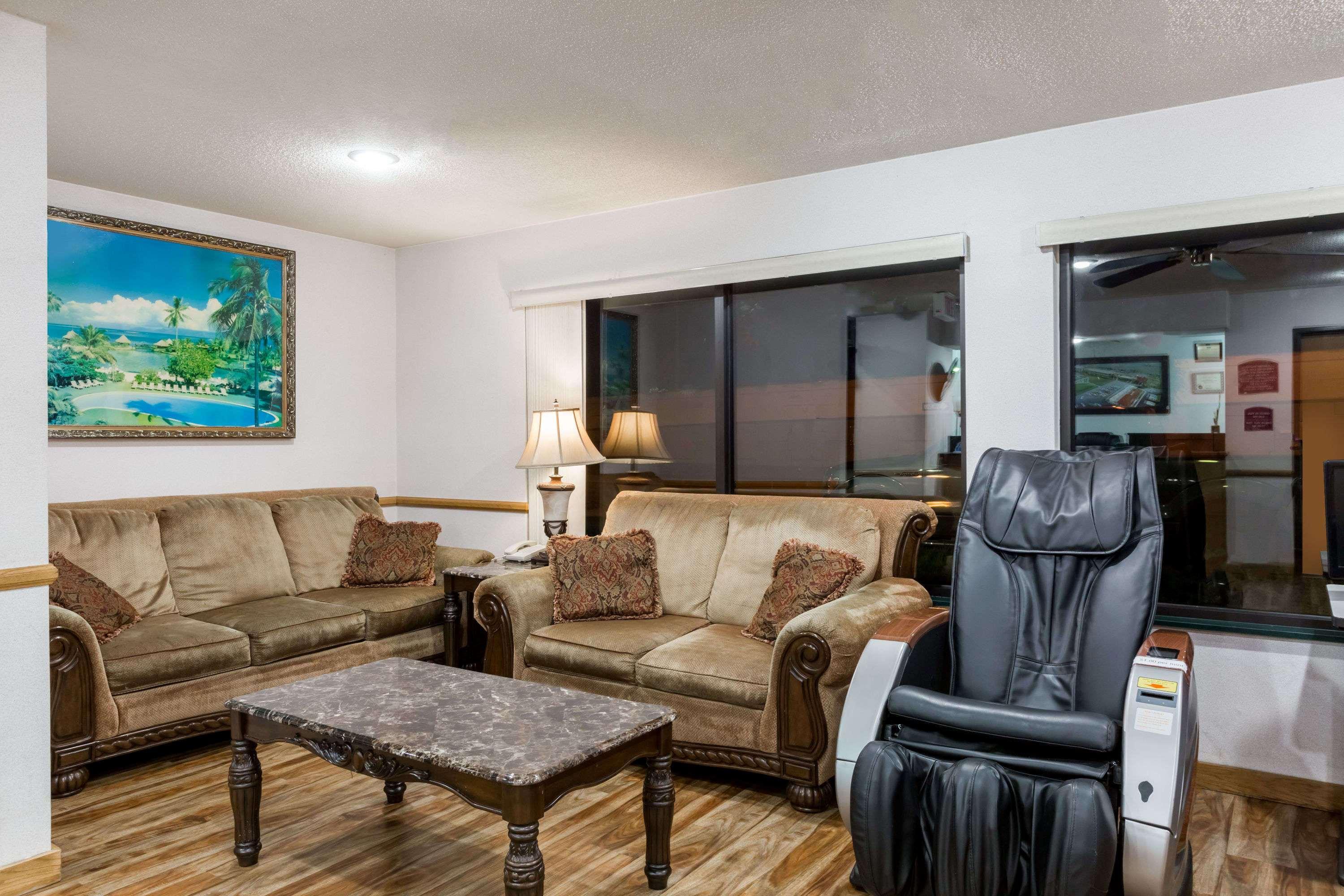 Howard Johnson By Wyndham Wichita Airport Exterior photo