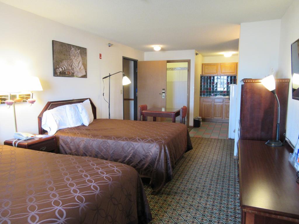 Howard Johnson By Wyndham Wichita Airport Exterior photo