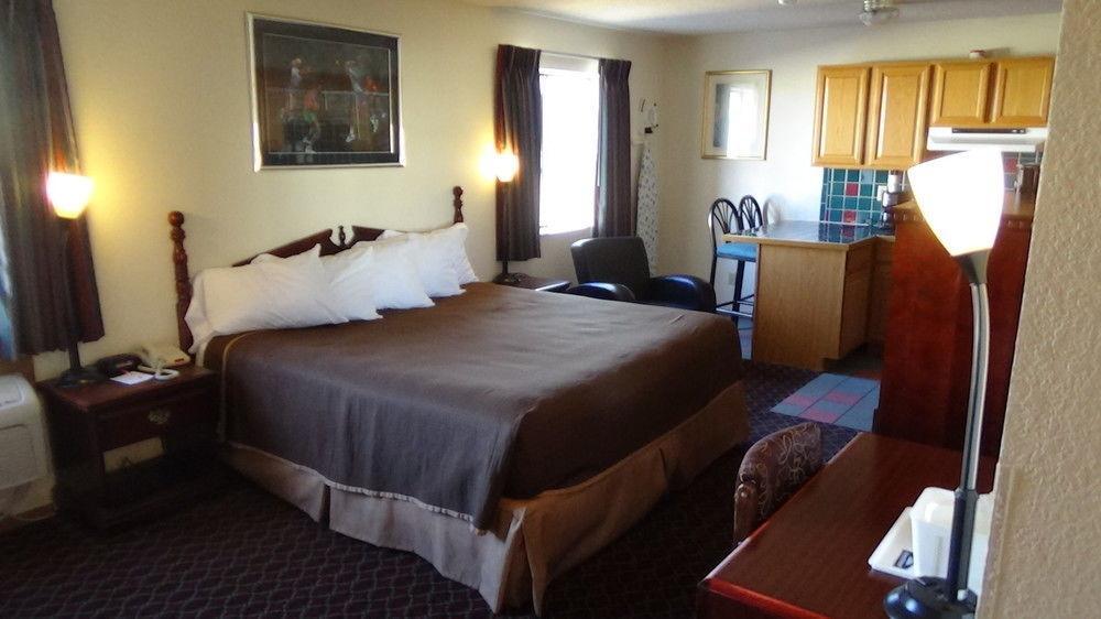 Howard Johnson By Wyndham Wichita Airport Exterior photo