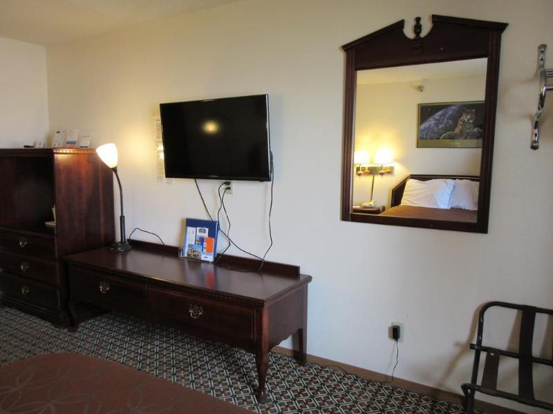 Howard Johnson By Wyndham Wichita Airport Exterior photo