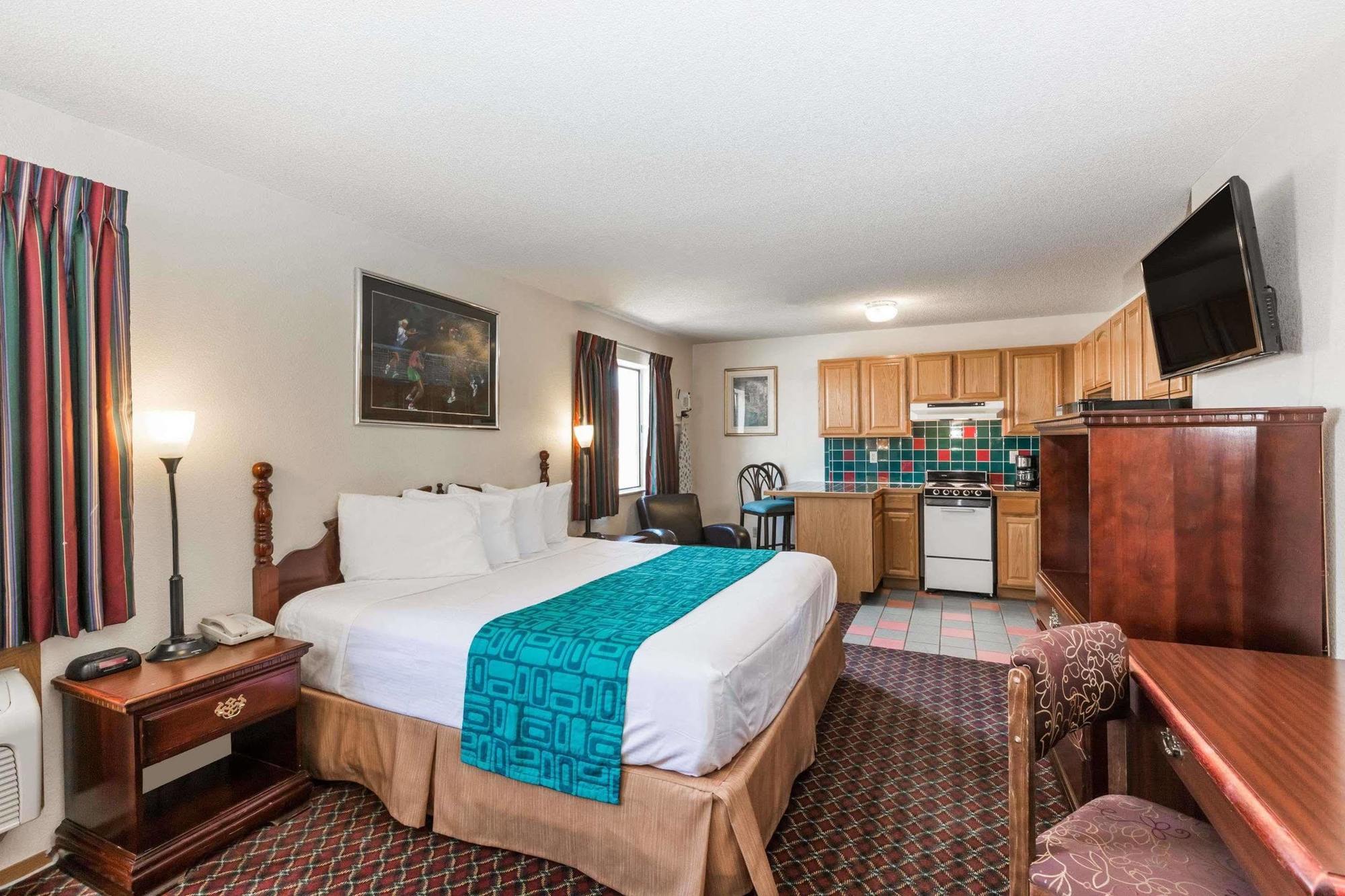 Howard Johnson By Wyndham Wichita Airport Exterior photo